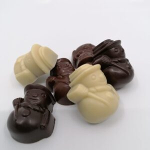 Sneeuwman pralines gevuld met hazelnootpraliné en krokantje (ook sojavrij mogelijk)